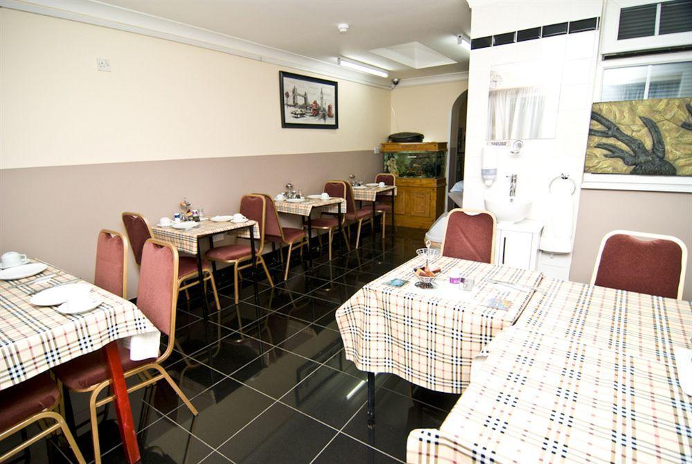 Holland Park Grove 3*
